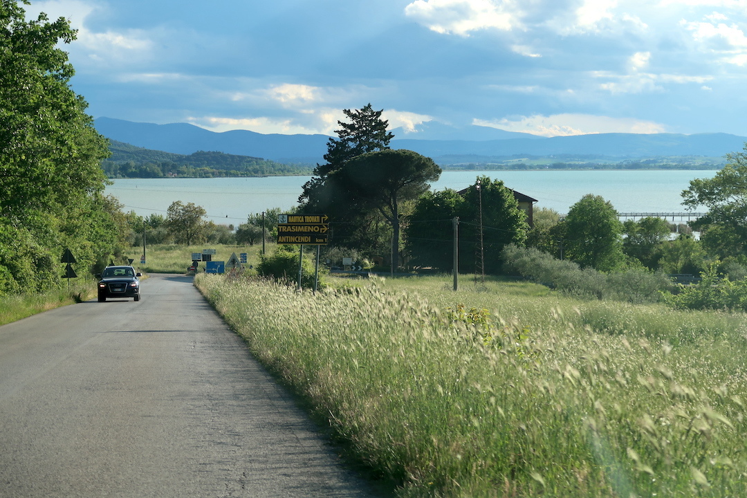 自転車が競った道通って湖畔を散歩、トラジメーノ湖_f0234936_06250384.jpg