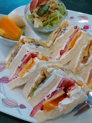 西新宿 フルーツショップ カンノ カフェ ストロベリーフィールズのフルーツサンド 東京ライフ 西新宿 フルーツショップ カンノ カフェ ストロベリーフィールズのフルーツサンド 東京ライフ