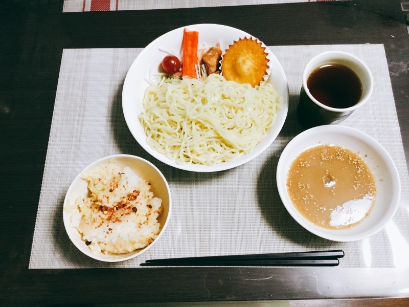 ひまわり荘夕食 角煮つけ麺 カニカマサラダ かやくごはん マドレーヌ 今日の献立