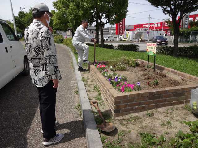 大手銀杏の会のみなさんとれいんぼーかだんの植替えをしました！R3.5.26_d0338682_16435598.jpg