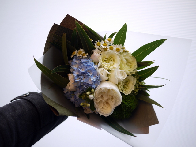 記念日に花束 あれば青と緑のイメージ 21 05 24 札幌 花屋 Mell Flowers
