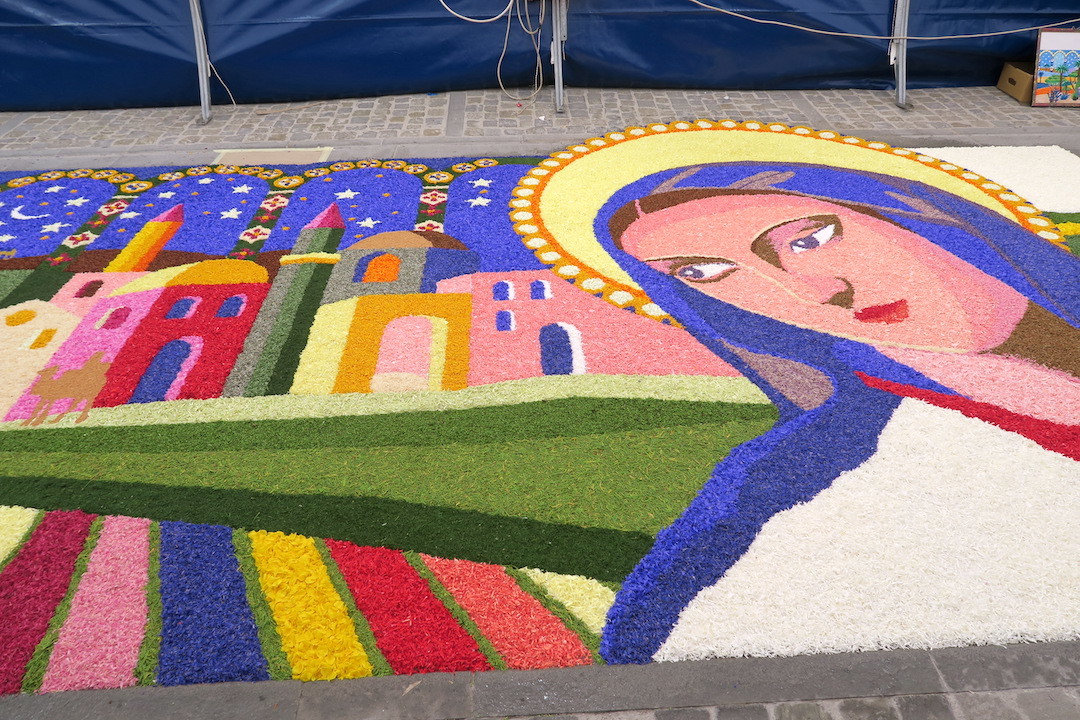 花びらで描く絵町を装う聖体祭、スペッロのインフィオラータ、World Voice 連載_f0234936_08342056.jpg