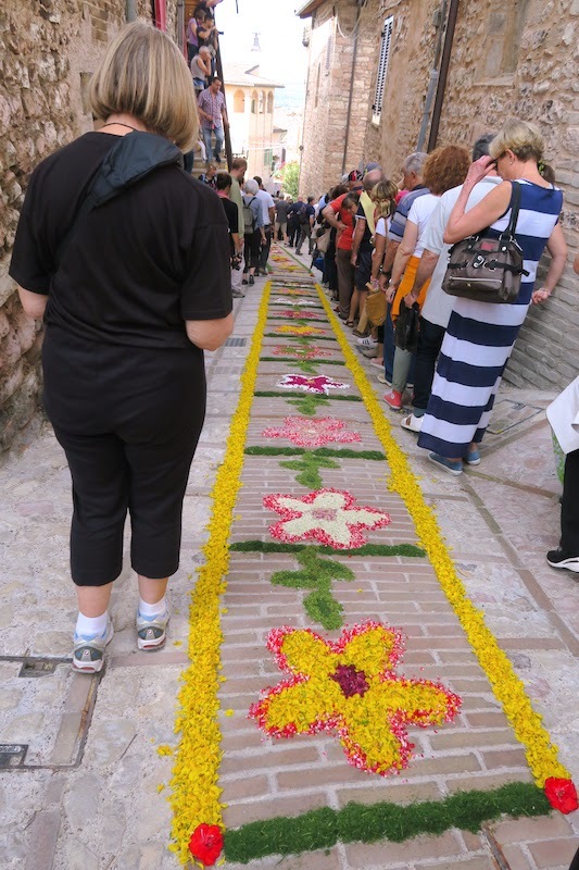 花びらで描く絵町を装う聖体祭、スペッロのインフィオラータ、World Voice 連載_f0234936_08370801.jpg