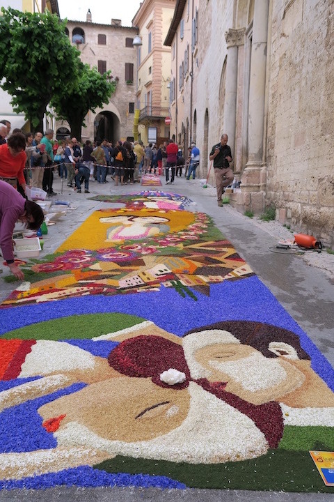 花びらで描く絵町を装う聖体祭、スペッロのインフィオラータ、World Voice 連載_f0234936_08395748.jpg