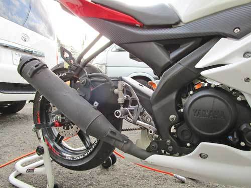 F田さんJr.号 YZF-R15 のチタンマフラーへの交換やバンク角対策