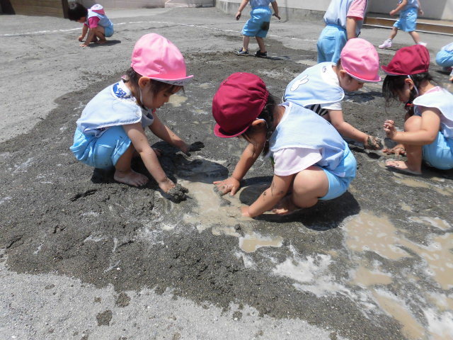 今日もみんなではだし遊び!!_a0382671_14455288.jpg