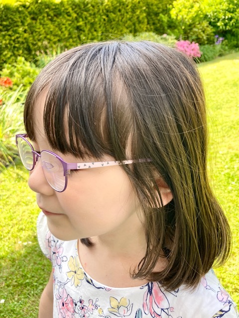 娘が眼鏡デビュー 庭遊び ドイツより 素敵なものに囲まれて