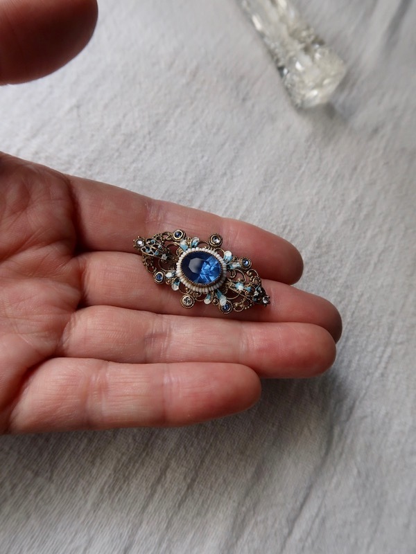 Filigree 青いガラスのブローチ : 満月アンティーク