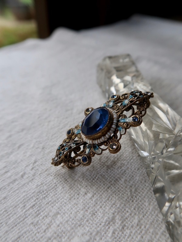 レアデザイン☆サファイアブルーガラスインタリオ☆月桂樹の乙女のブローチ サファイア 1.25ct【2406-001】 | TABLE STONE