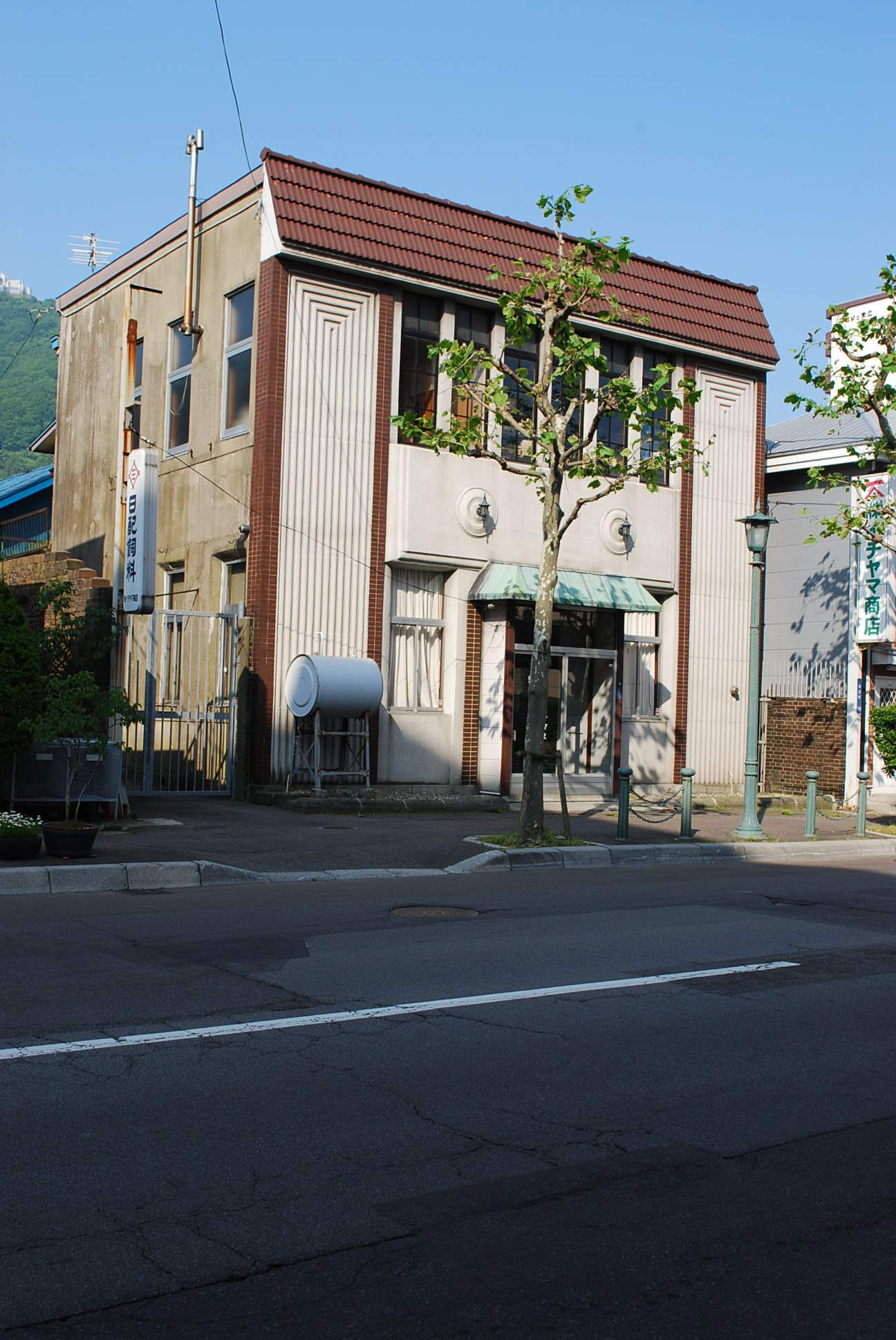 函館市末広町のイチヤマ商店(建築家・関根要太郎作品研究2021)_f0142606_17535817.jpg