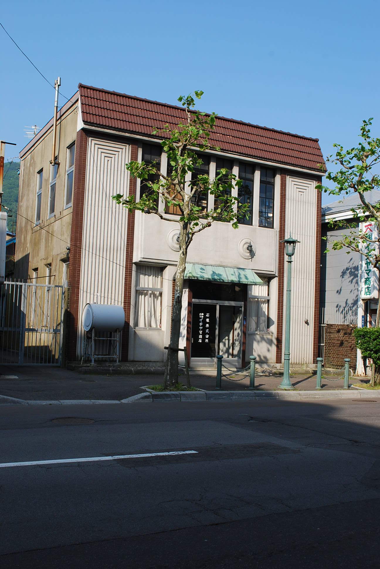 函館市末広町のイチヤマ商店(建築家・関根要太郎作品研究2021)_f0142606_18005785.jpg