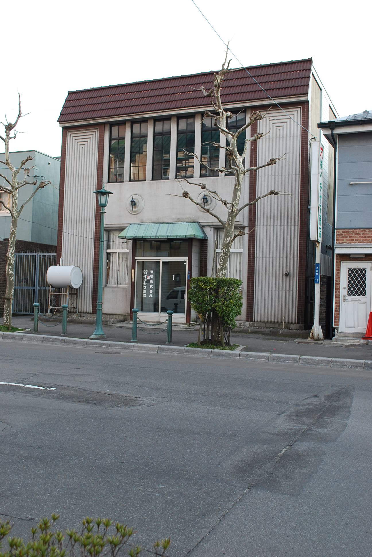 函館市末広町のイチヤマ商店(建築家・関根要太郎作品研究2021)_f0142606_18184415.jpg