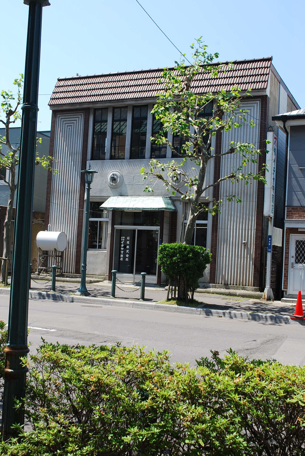 函館市末広町のイチヤマ商店(建築家・関根要太郎作品研究2021)_f0142606_19370426.jpg