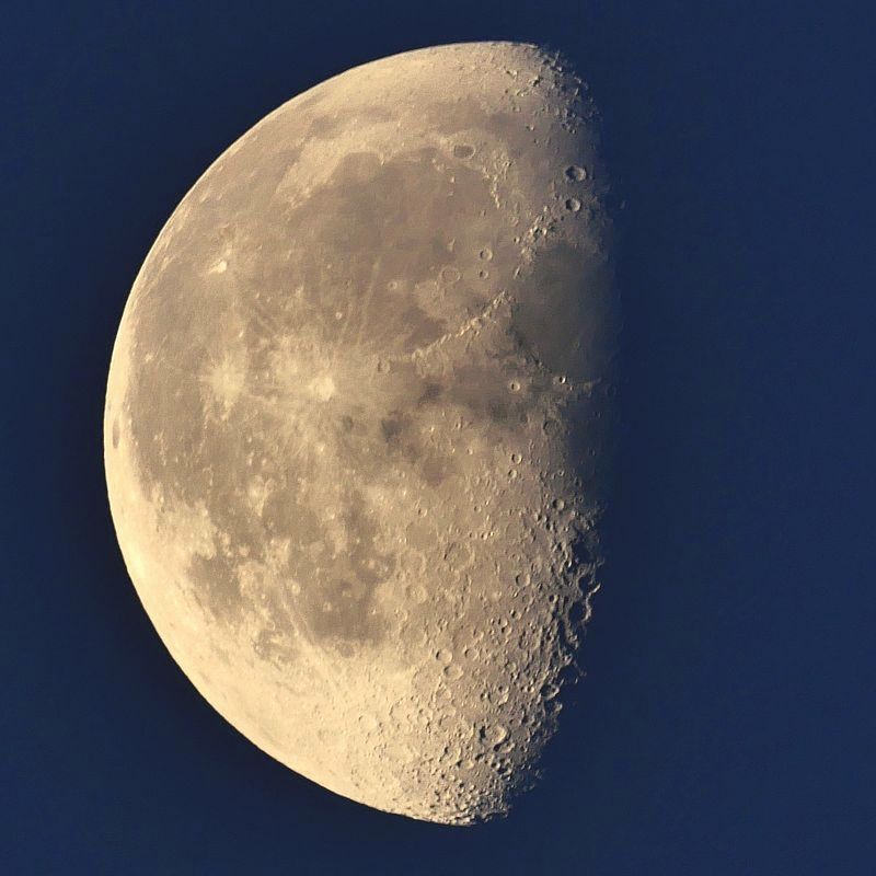 ISS待ってるのになかなか晴れない(泣)　ので、雲の隙を狙って月を撮ってる(;\'∀\')_a0031821_15052018.jpg