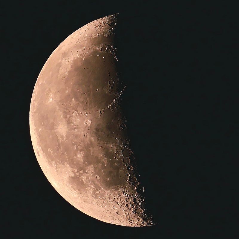 ISS待ってるのになかなか晴れない(泣)　ので、雲の隙を狙って月を撮ってる(;\'∀\')_a0031821_15190191.jpg