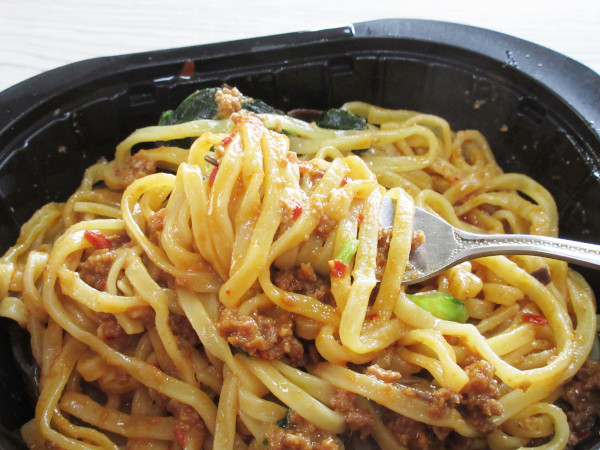 【テーブルマーク】お皿がいらない汁なし担々麺_c0152767_19522693.jpg