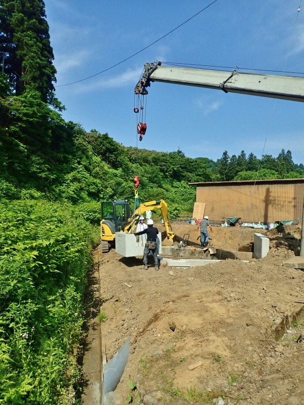 「多面」では水路の\"土砂溜め池\"の設置工事が進んでいます_c0336902_20023946.jpg
