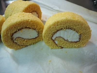 ロールケーキとサブレ_f0129726_18423617.jpg
