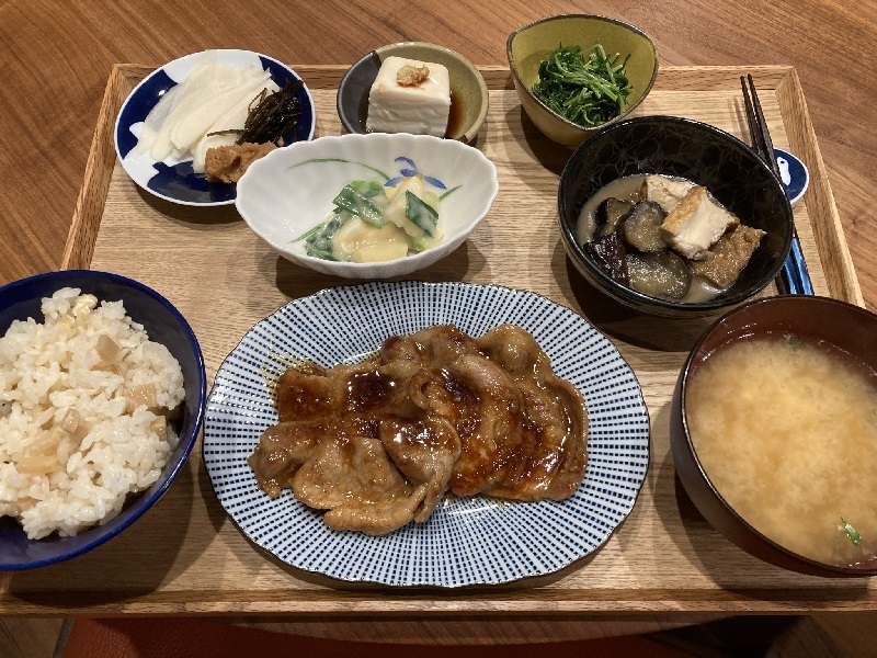 献立 豚の生姜焼き 長芋とわけぎの酢味噌和え 新生姜に味噌 自家製昆布の佃煮 冷奴に生姜醤油 おかひじきのマヨポン和え 茄子と厚揚げの味噌煮 たけのこ ごはん 豆腐のお味噌汁 Kajuの 今日のお料理 簡単レシピ