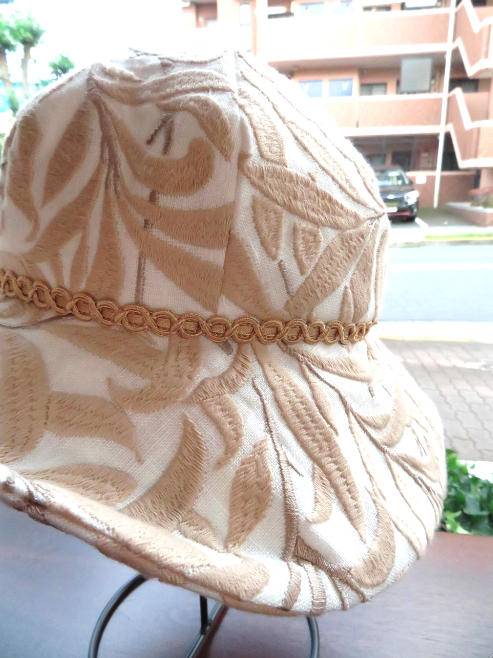 ピュアモリスの刺繍生地『ピュア ウィローボウ エンブロイダリー』で帽子を作りました_c0157866_19014140.jpg