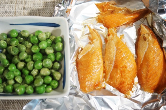 ■昼ご飯【鮭ハラスと菜園採りグリンピースのおにぎりレシピ】_b0033423_00324084.jpg