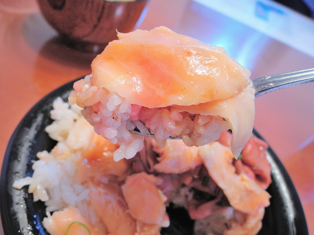 オーケーストアのお弁当(サーモン ローストビーフ丼)@自宅_d0393923_16585222.jpg