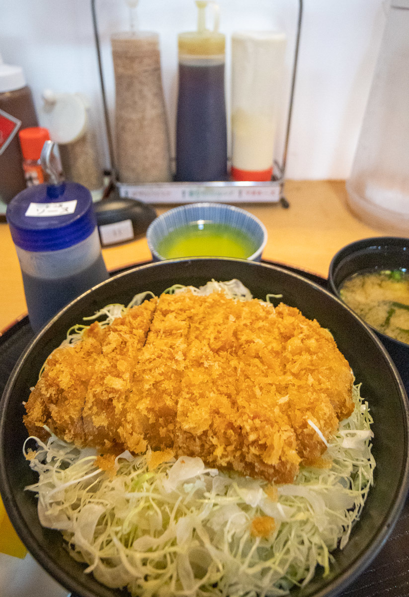とんかつ源三で、ソースかつ丼_a0077663_22125977.jpg