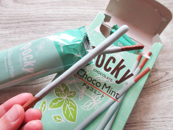 【グリコ】Pocky(ポッキー)チョコミント_c0152767_21061942.jpg