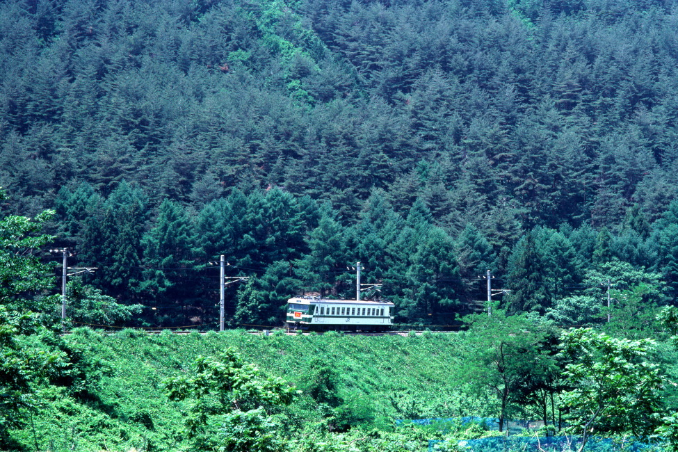 6月の善知鳥峠の築堤に白煙 - 中央本線・1988年 -_b0190710_19401368.jpg