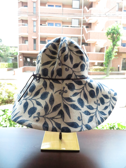 モリスの『ローズヒップ』で帽子を作りました by interior styling of bright_c0157866_20232415.jpg