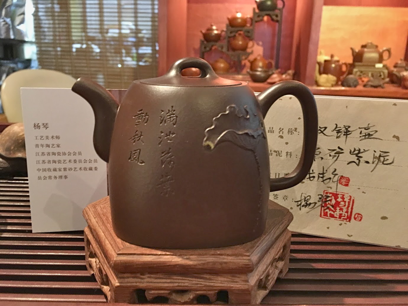 茶色の存在感ある壺(一輪挿し) 000000002868_2_wA5dDF9.JPG