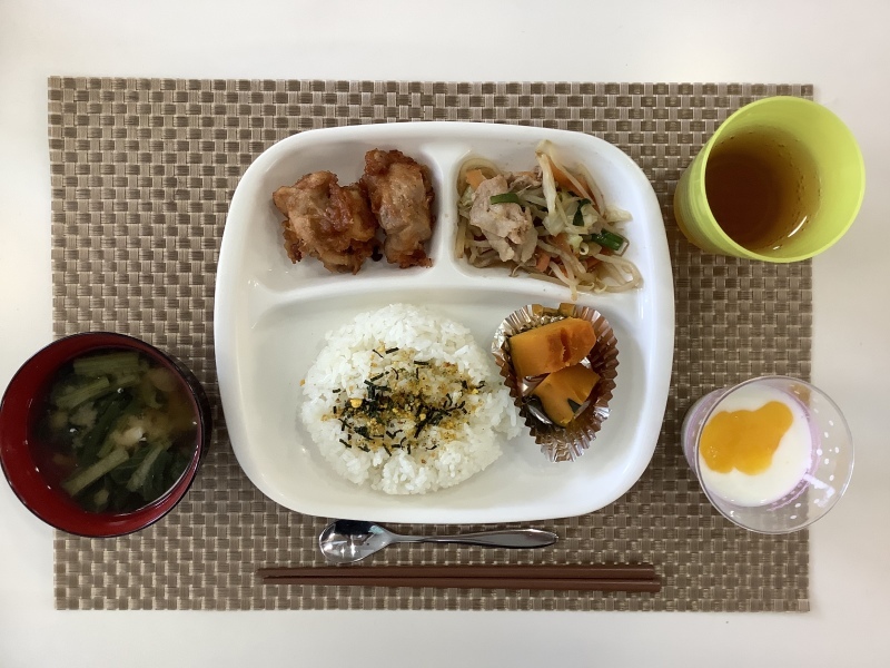 ひだまり工房昼食　からあげ　野菜炒め　カボチャの甘味　ふりかけご飯　味噌汁　ヨーグルト_c0357519_11552567.jpeg