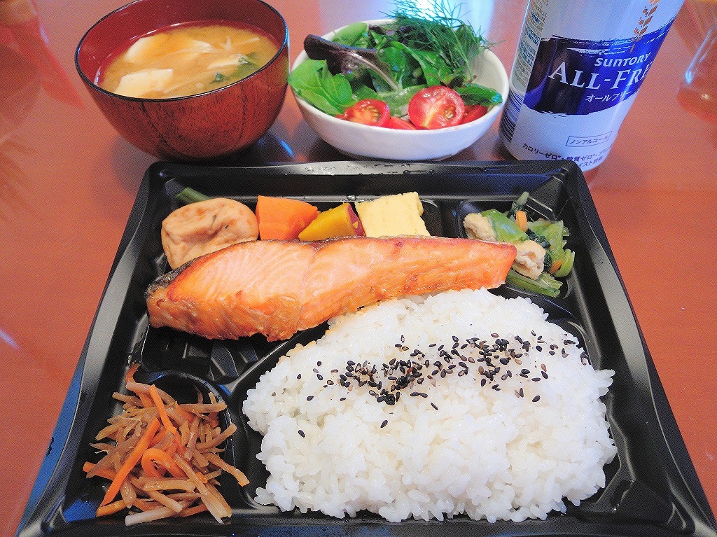 オーケーストアのお弁当(鮭弁当)@自宅_d0393923_16172950.jpg