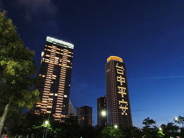 台中平安 ビルの窓文字にジン メイフェの幸せ 美味しいいっぱい In 台湾