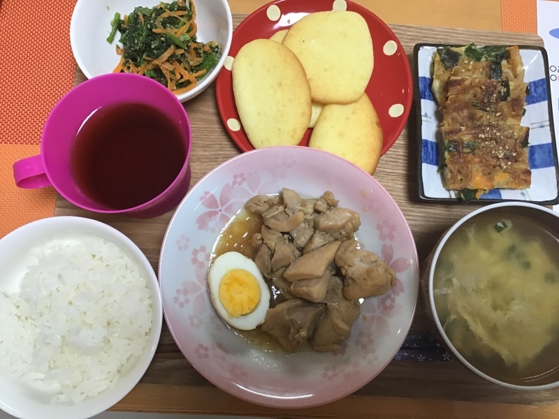 あじさい荘 夕食 鶏肉のさっぱり煮 そば入りチヂミ ほうれん草のごま和え ソフトクッキー 今日の献立