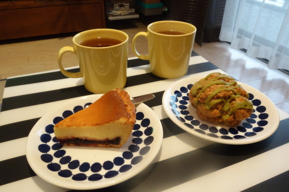 Dean Delucaのピスタチオスコーンとチーズケーキ のんびりlife Dean Delucaのピスタチオスコーンとチーズケーキ のんびりlife