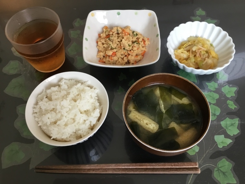 しらゆり荘 朝食 こうやの炒り豆腐 白菜となめ茸の香味和え ご飯 味噌汁 今日の献立