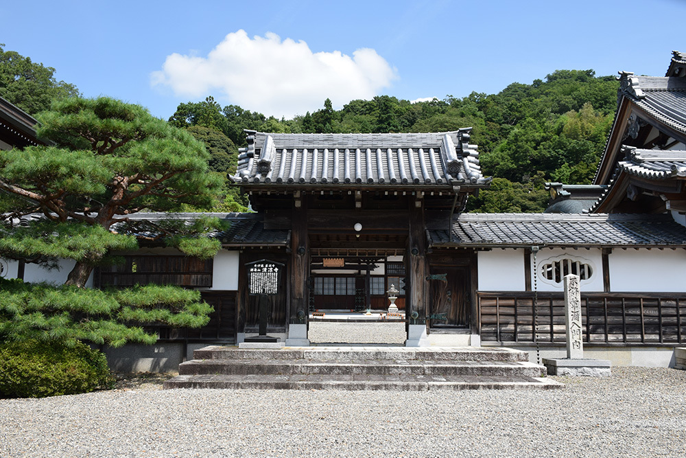 井伊家歴代藩主の墓所、清凉寺。_e0158128_15572366.jpg
