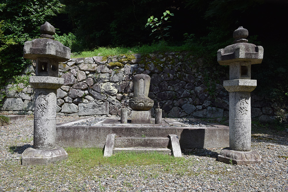 井伊家歴代藩主の墓所、清凉寺。_e0158128_16082898.jpg