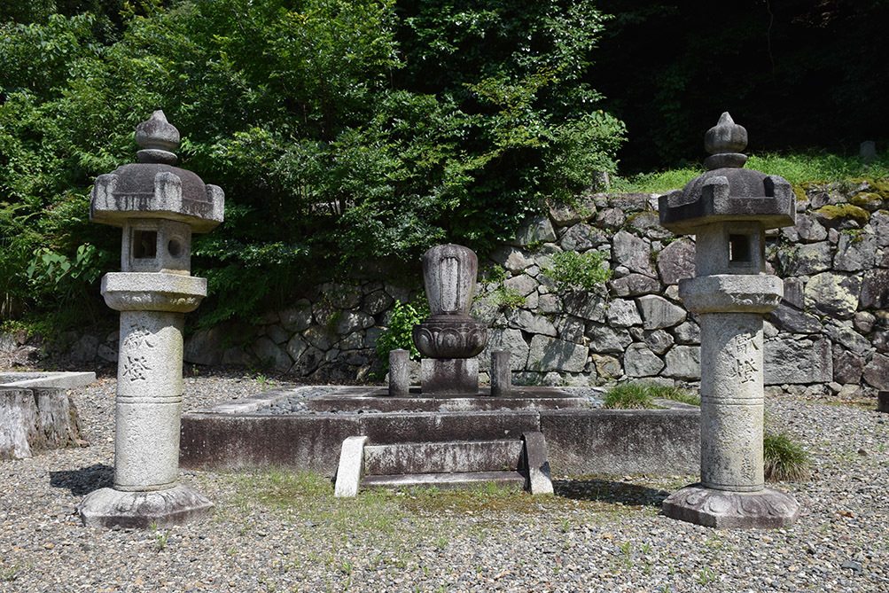 井伊家歴代藩主の墓所、清凉寺。_e0158128_16100155.jpg