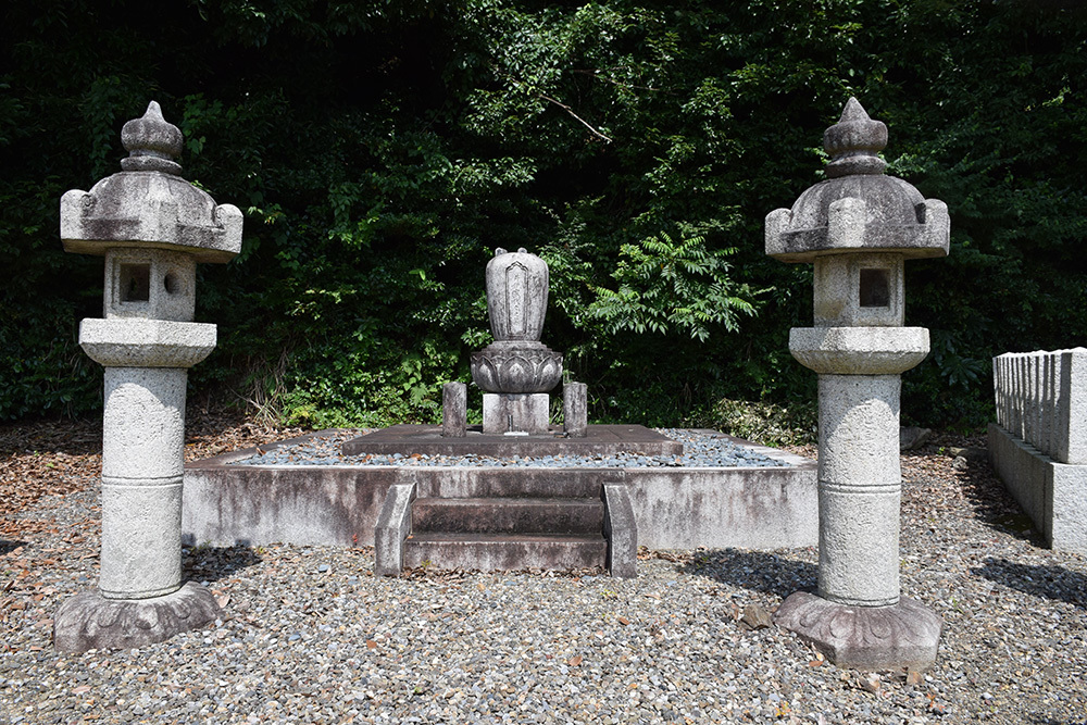 井伊家歴代藩主の墓所、清凉寺。_e0158128_16135220.jpg