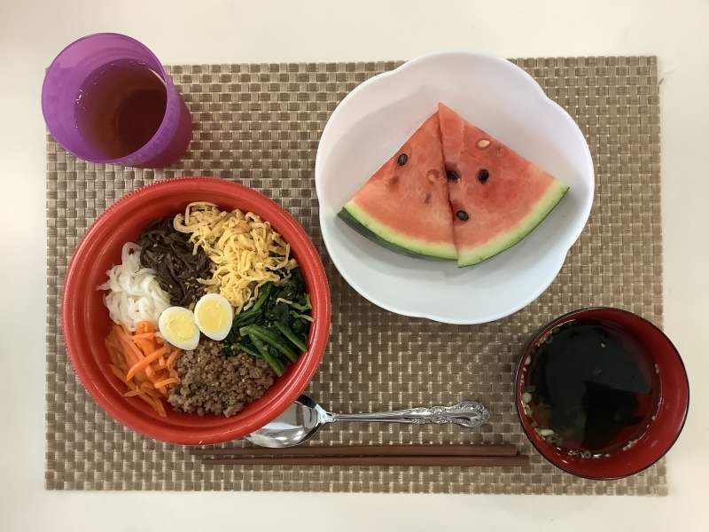 ひだまり工房昼食 ビビンバ丼 ワカメスープ すいか 今日の献立