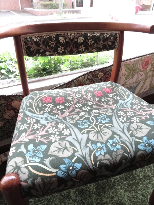 モリスの布で椅子とスツールの張り替えを承りました by interior styling of bright_c0157866_20411905.jpg