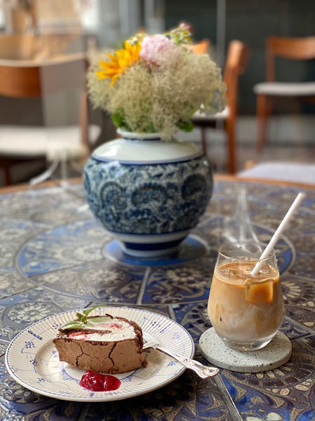 金沢 下本多町 Kakurezato Coffee カクレザト いちごのロールケーキとアイスカフェオレ きわめればスカタン 金沢 下本多町 Kakurezato Coffee カクレザト いちごのロールケーキとアイスカフェオレ きわめればスカタン