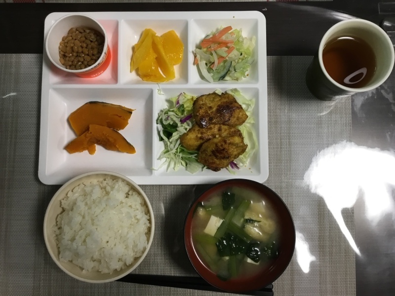 ひまわり荘 夕食 カジキのカレー焼きかぼちゃの煮込みマンゴー納豆味噌汁サラダ 今日の献立
