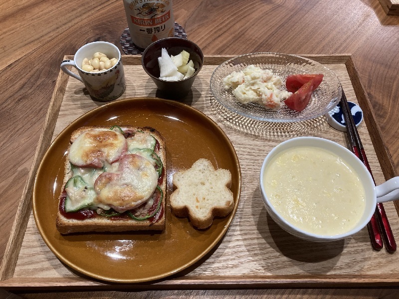 献立 手作り食パンのピザトースト オレンジピールパン 塩茹で大豆 ピクルス ポテトサラダにトマト コーンスープ ビール Kajuの 今日のお料理 簡単レシピ