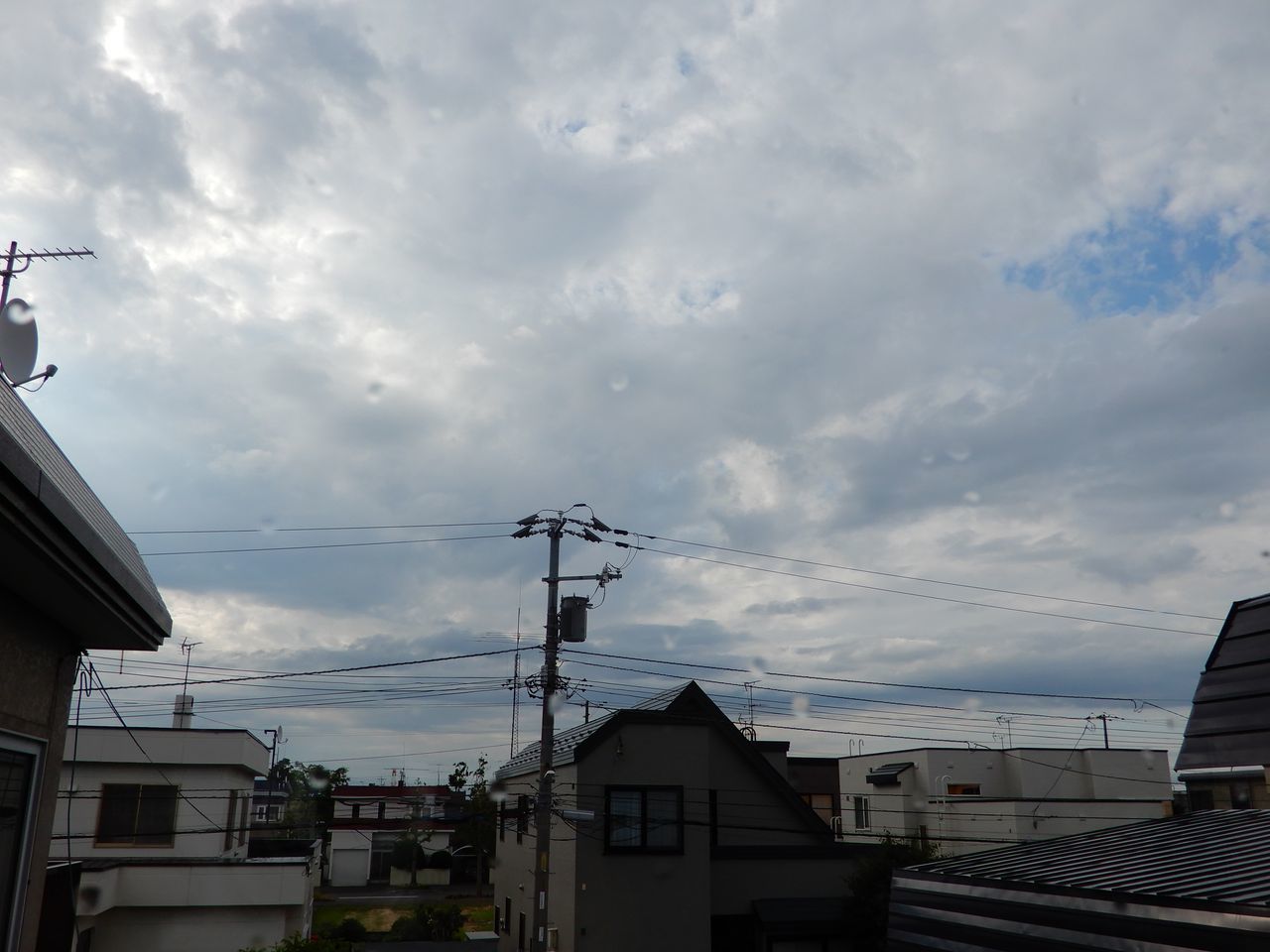 午前中には通り雨 5号館を出て