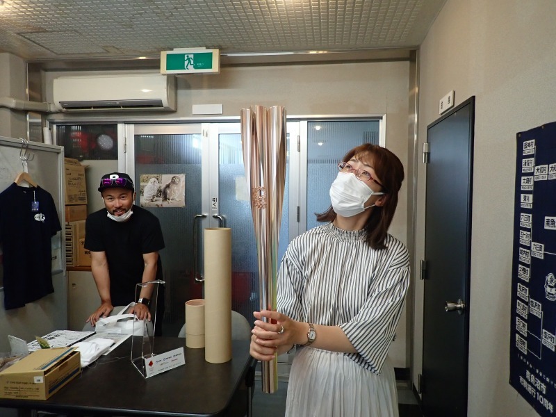 聖火のトーチが事務室へやってきました!_c0336902_20152881.jpg