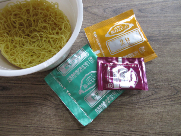 【日清食品】日清旅するエスニック カップ グリーンカレー_c0152767_20501787.jpg