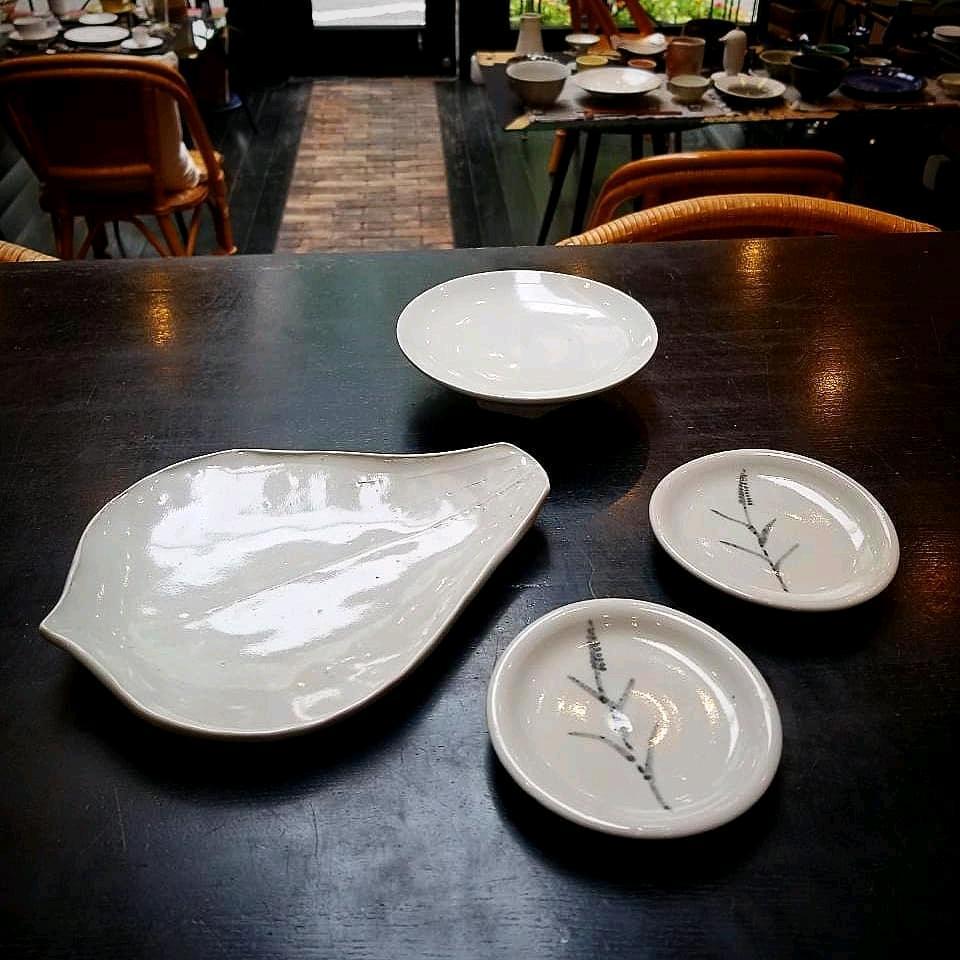 陶芸家「 森岡 由利子 」氏 の「 白磁 蓮華皿 」「 白磁 六角脚 高杯